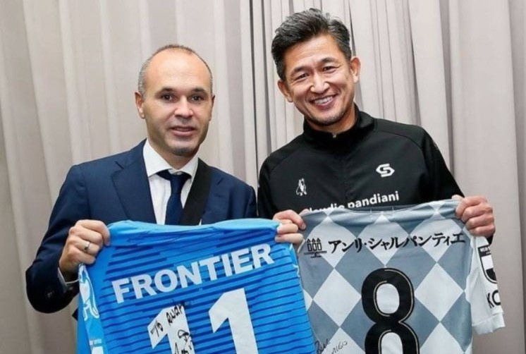 Iniesta doi ao voi cau thu gia nhat the gioi hinh anh