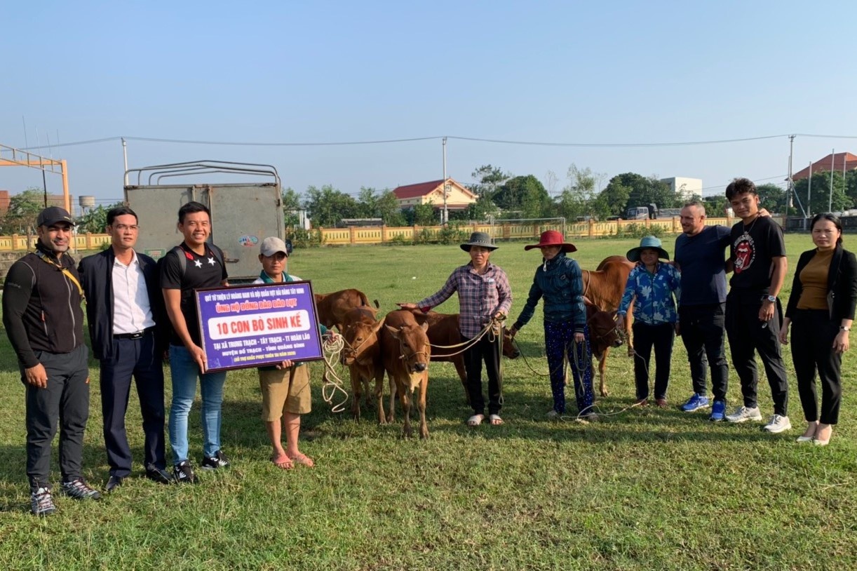 Ly Hoang Nam trao qua mien Trung anh 1