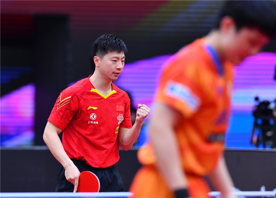 Ma Long nguoc dong truoc 'than dong bong ban' Harimoto hinh anh