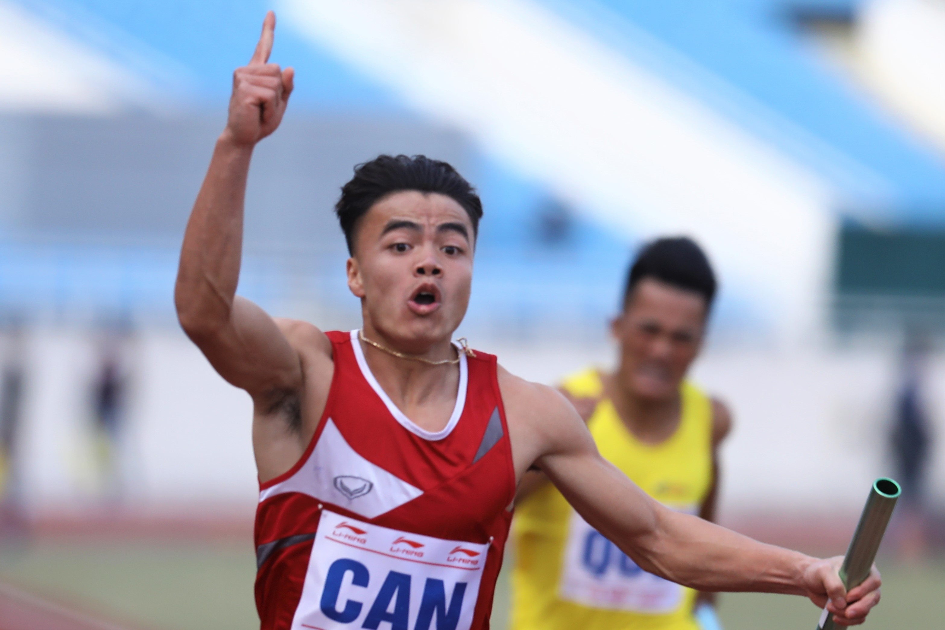 Ngan Ngoc Nghia - ky luc gia voi doi ban chan di thuong hinh anh