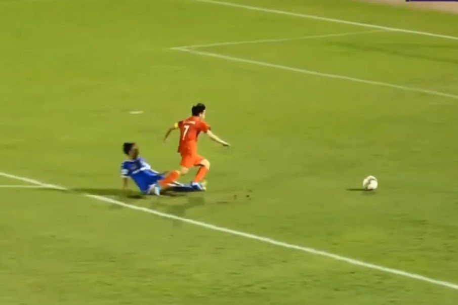 Trong tai FIFA be coi tai giai bong da nu vo dich quoc gia hinh anh