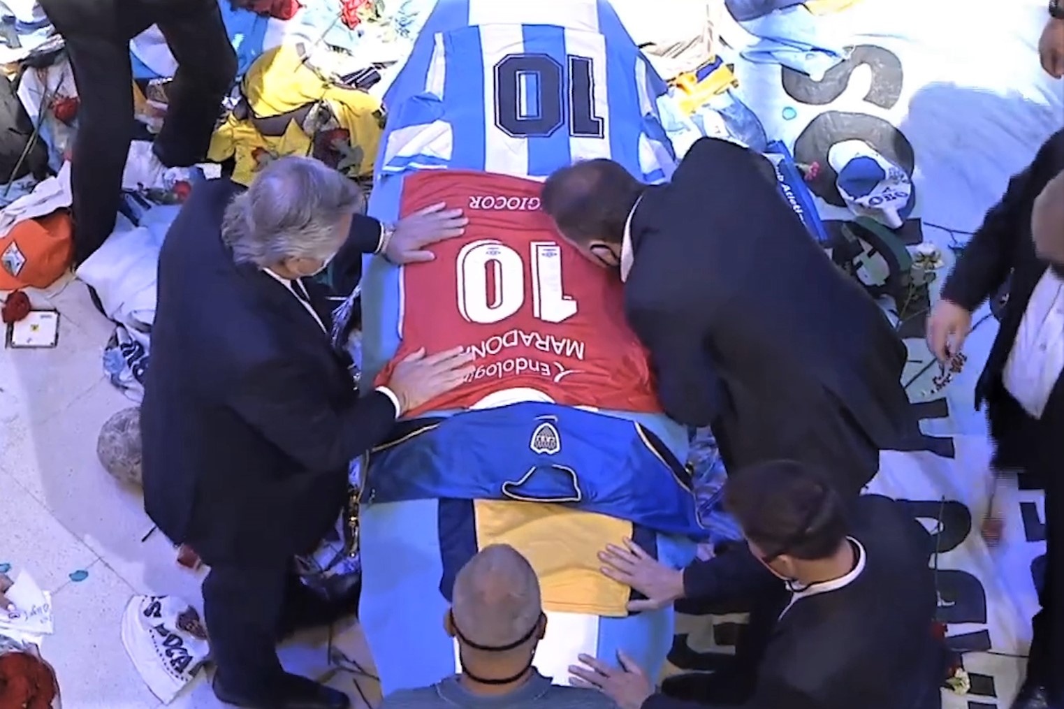 Tong thong Argentina dat ao so 10 len quan tai cua Maradona hinh anh