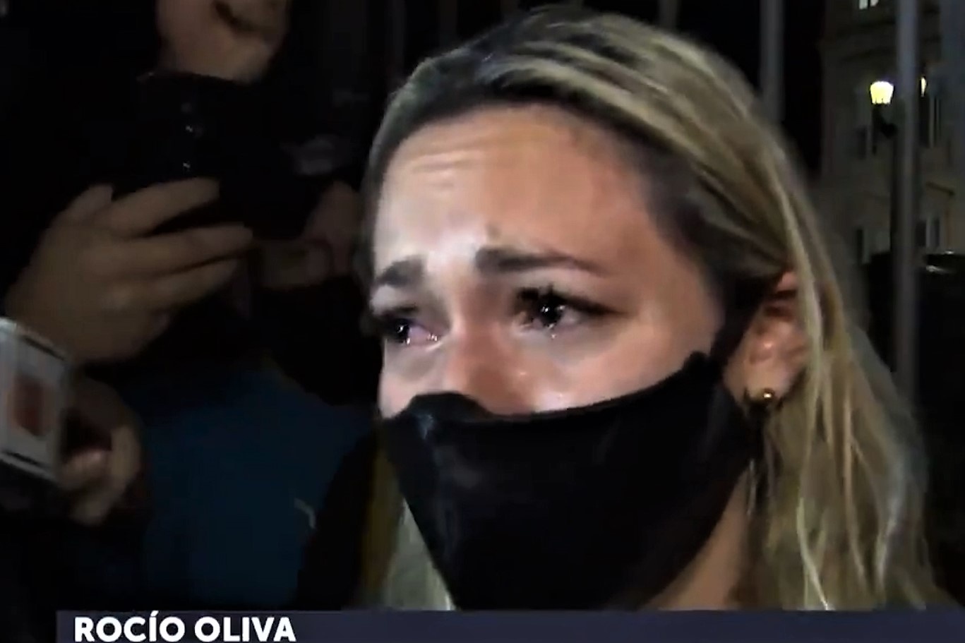 Nguoi tinh cu cua Maradona khoc khi phai dung ngoai cong hinh anh