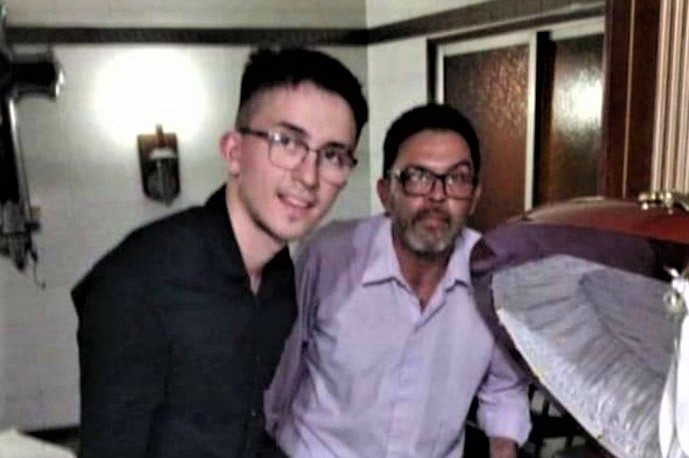 Nhan vien tang le len tieng sau khi chup anh voi thi the Maradona hinh anh