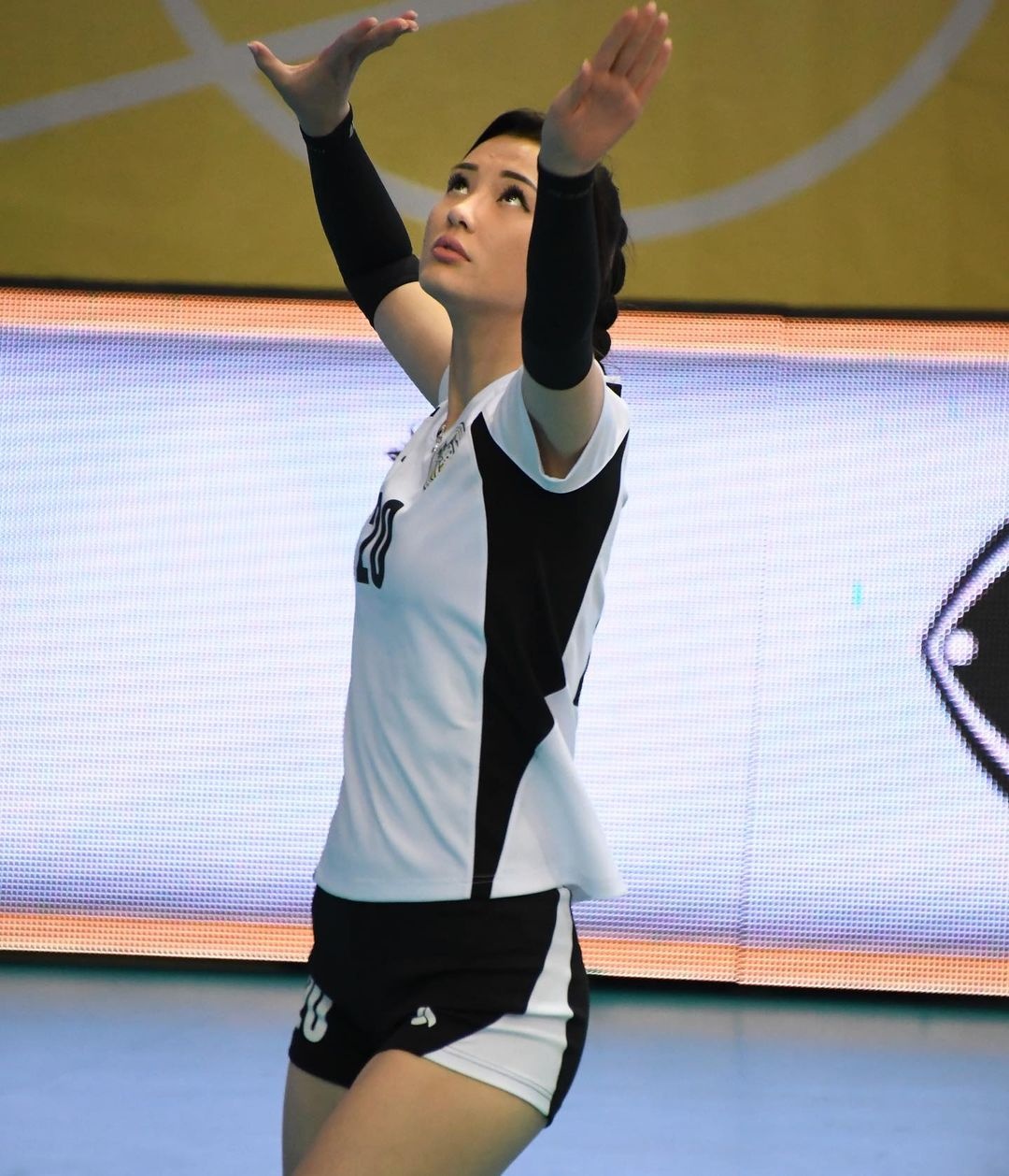 nu than bong chuyen ket hon anh 9