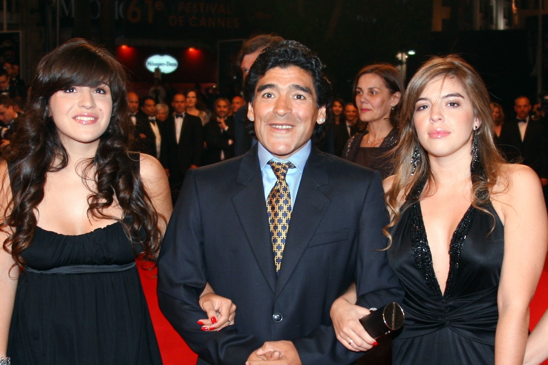 Con gai Maradona nop don yeu cau chia tai san thua ke hinh anh