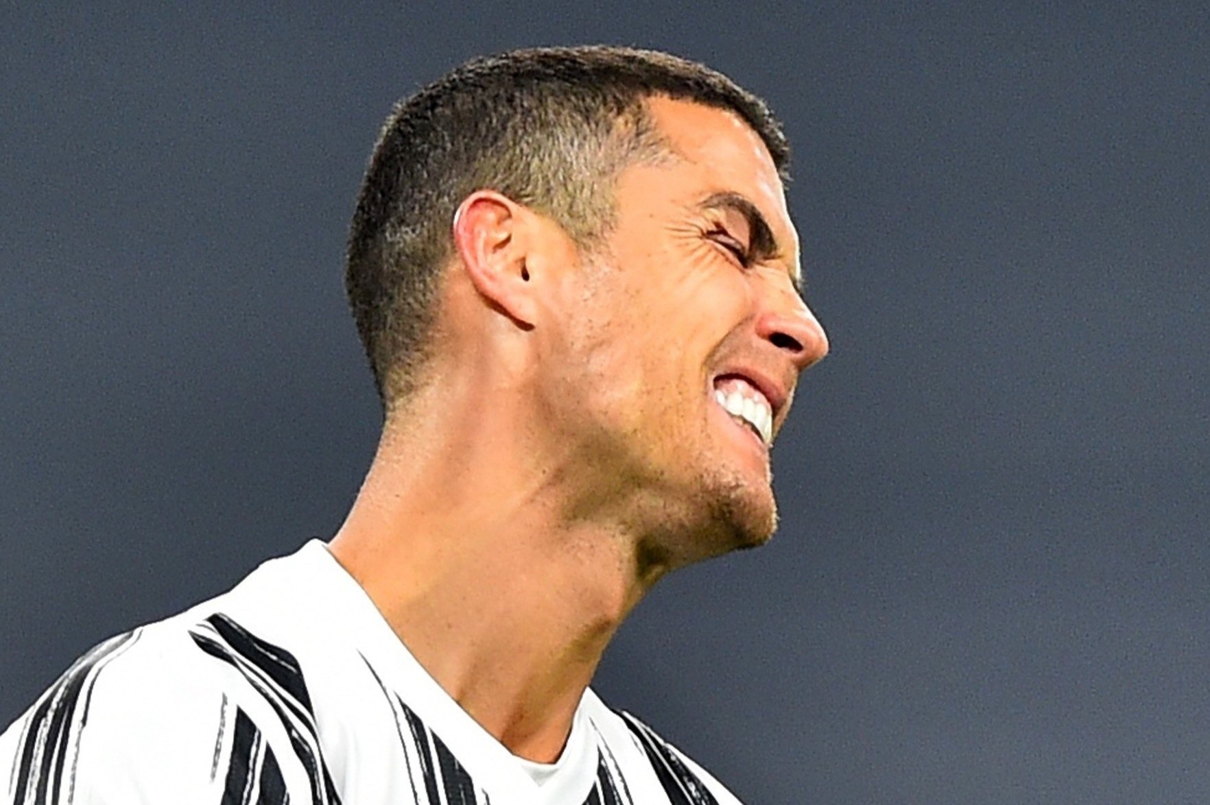 Ronaldo mo nhat trong tran derby thanh Turin hinh anh