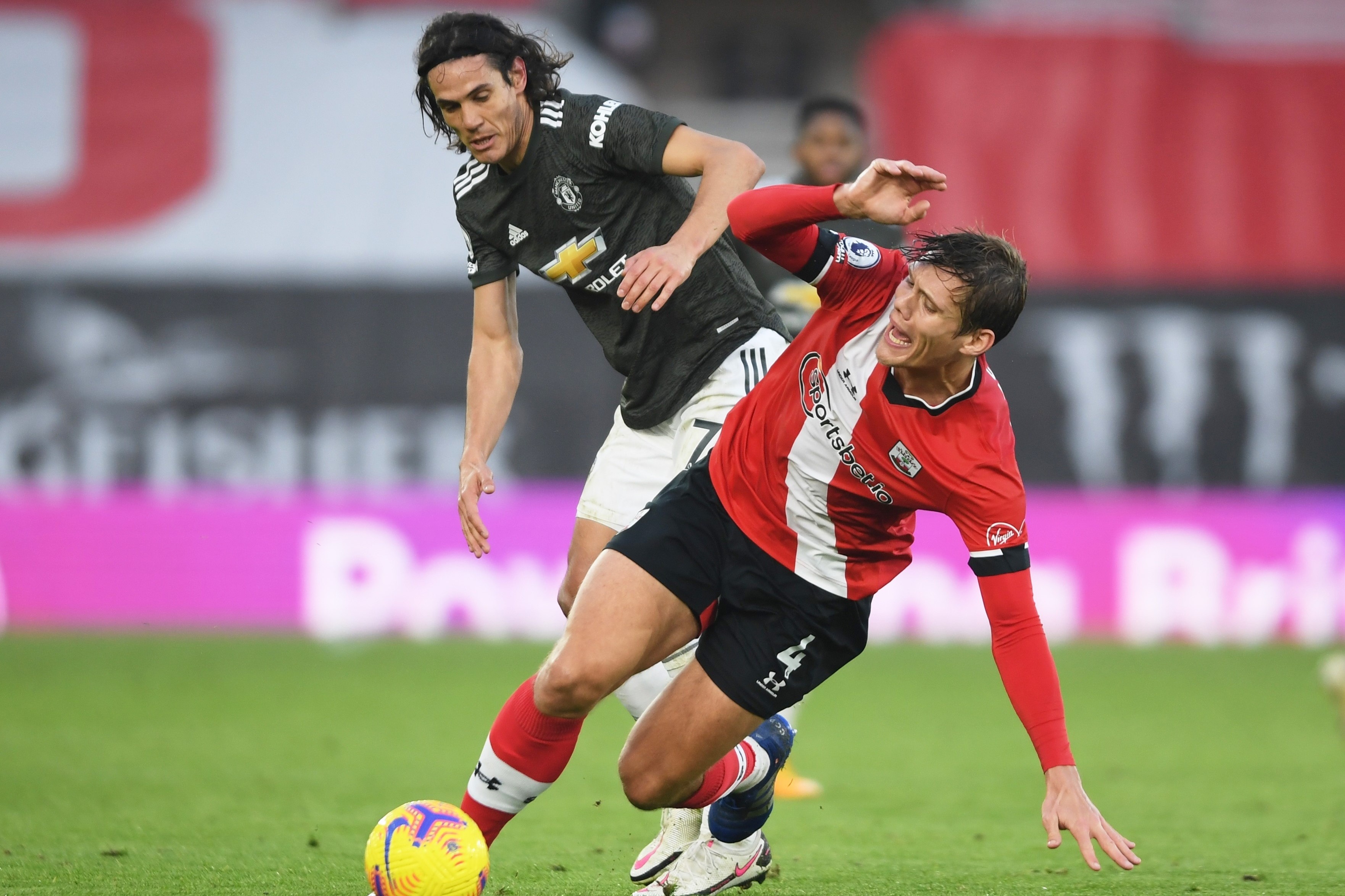 Cavani vang mat anh 1