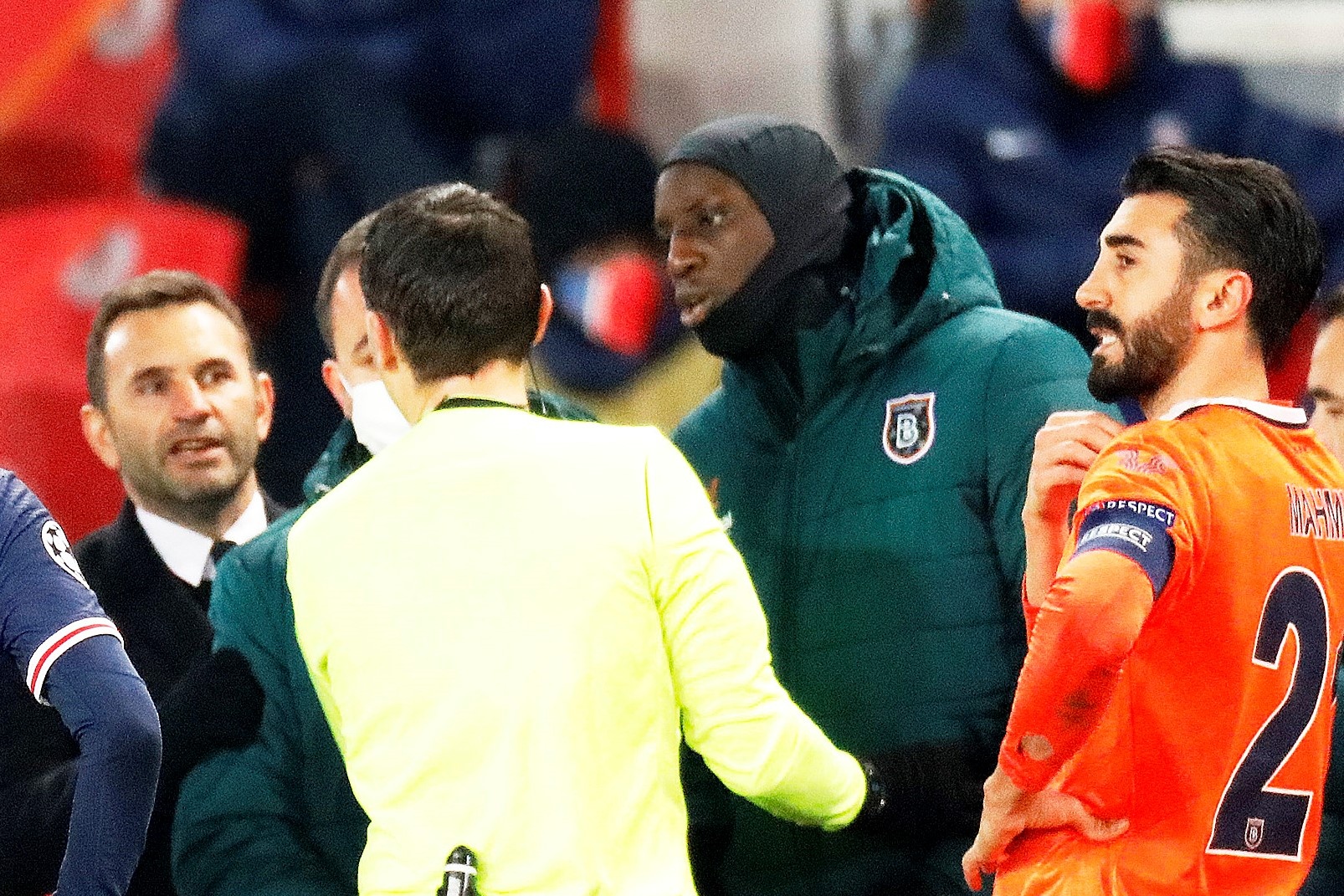 UEFA dieu tra vu phan biet chung toc o tran PSG - Basaksehir hinh anh