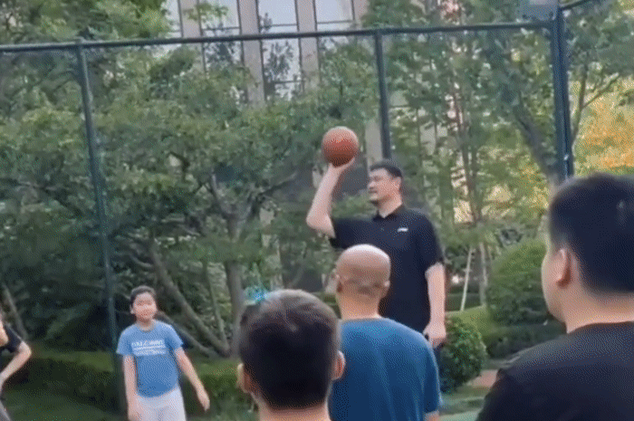 Yao Ming bieu dien nem ro mot tay chuan xac hinh anh