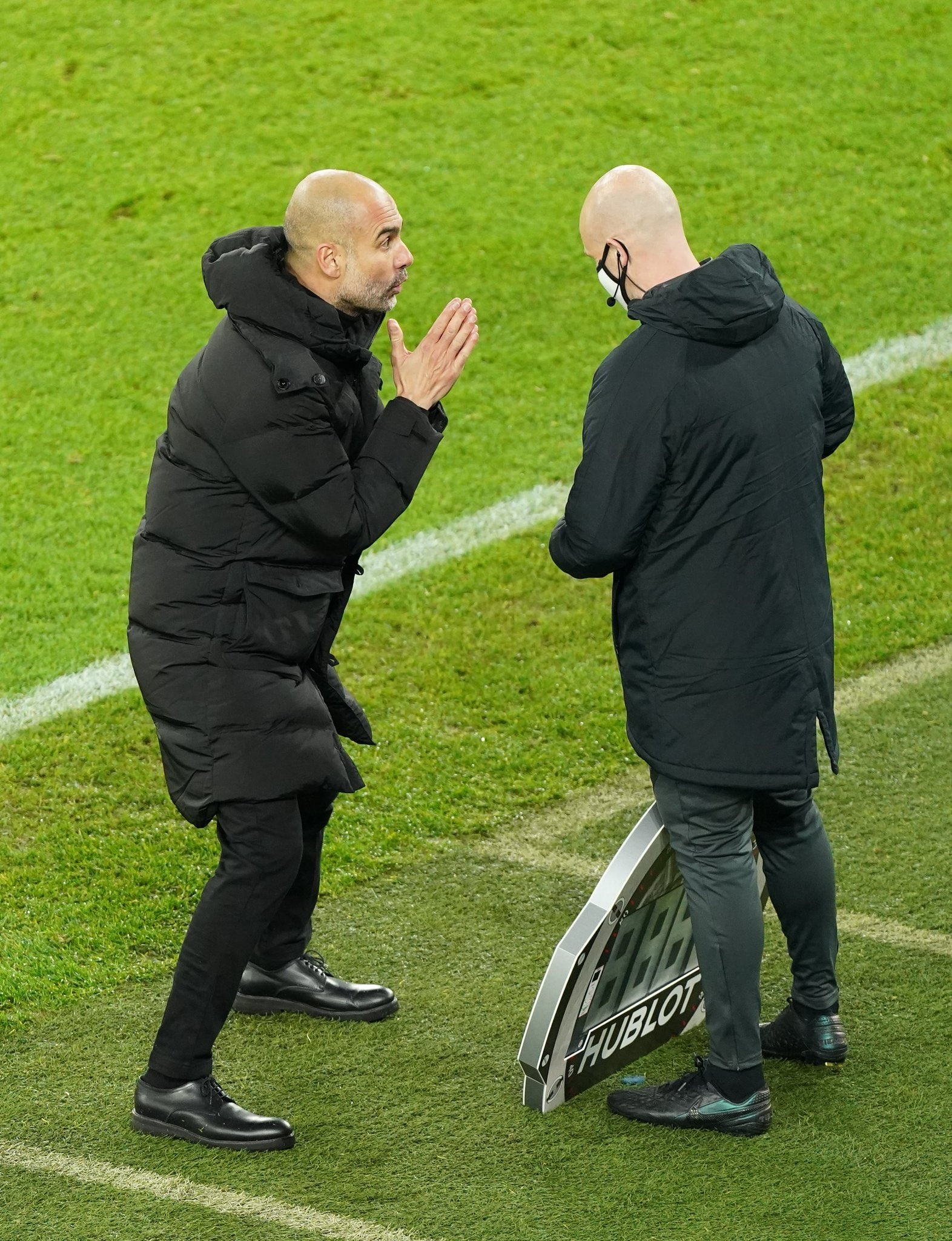 Guardiola van xin trong tai anh 1