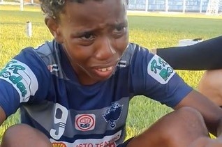 Neymar an ui cau thu nhi bi phan biet chung toc hinh anh