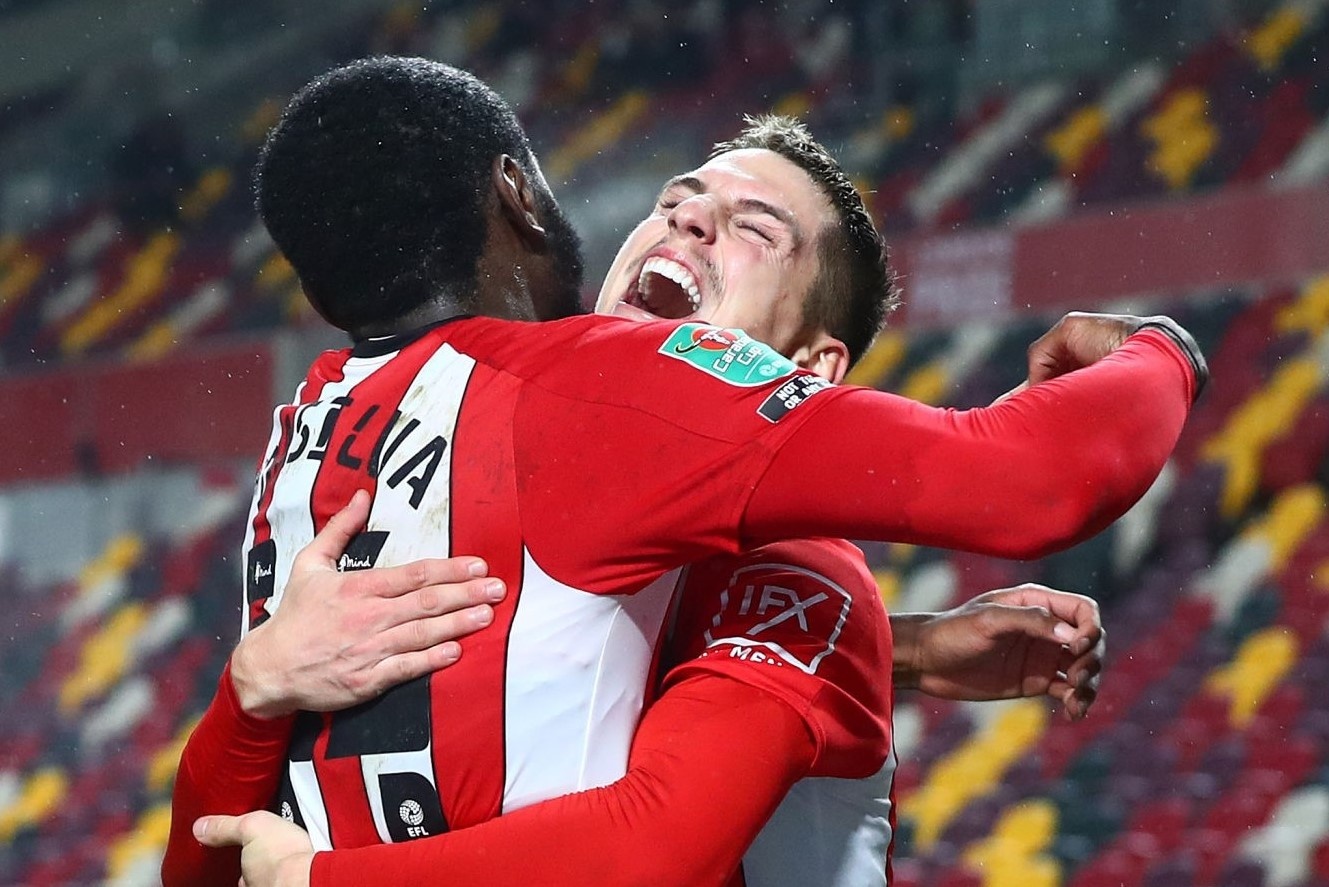 Brentford tao cot moc an tuong khi vao ban ket League Cup hinh anh