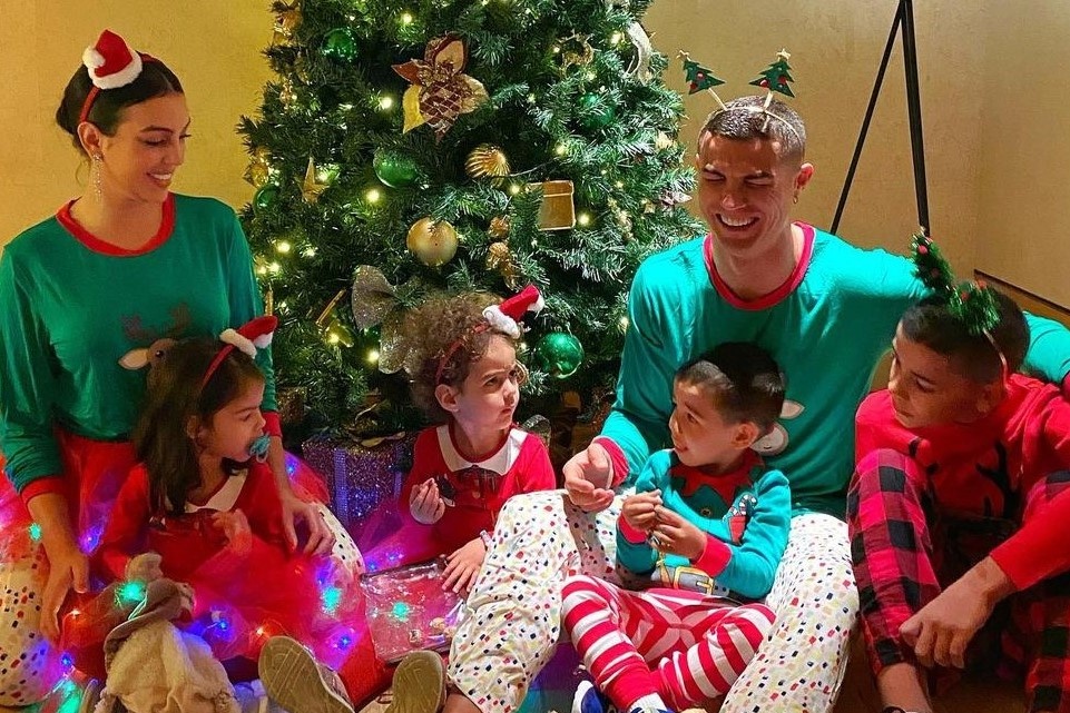 Ronaldo, Messi hanh phuc ben gia dinh trong le Giang sinh hinh anh