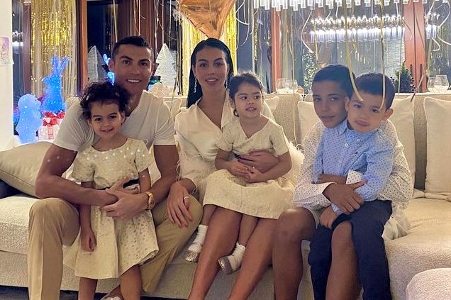 Ronaldo va cac sao bong da don chao nam moi 2021 hinh anh