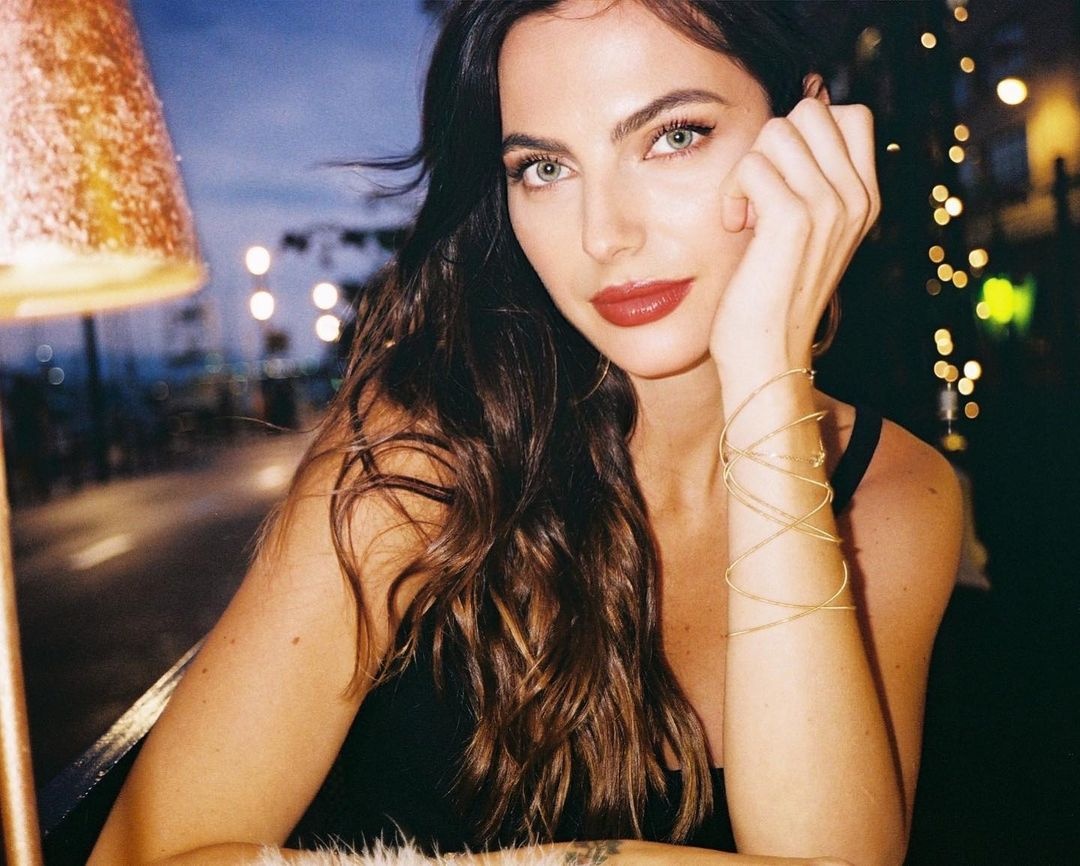 nhan sac ban gai F1 anh 2