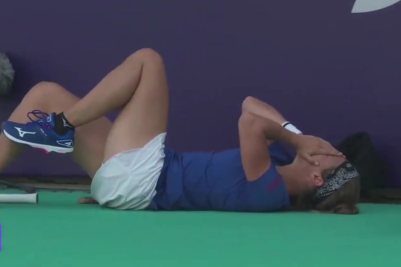 Tay vot nu bat khoc khi gap chan thuong vi bien quang cao hinh anh