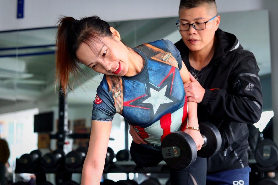 Nu VDV the hinh mot chan truyen cam hung hinh anh