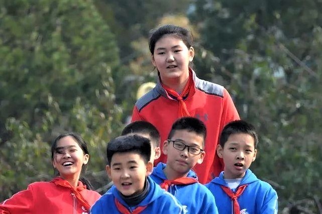 Nu VDV bong ro Trung Quoc 14 tuoi cao 2,27 m hinh anh