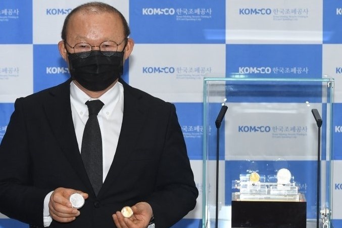 Ra mat huy chuong ky niem HLV Park tai Han Quoc hinh anh