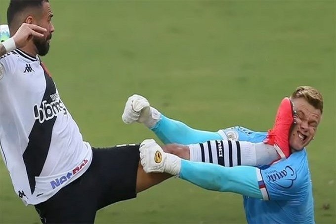 Cu da vao mat khien thu mon phai roi san hinh anh