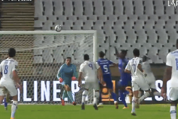 Cau thu roi san bang xe cuu thuong sau va cham voi thu mon hinh anh