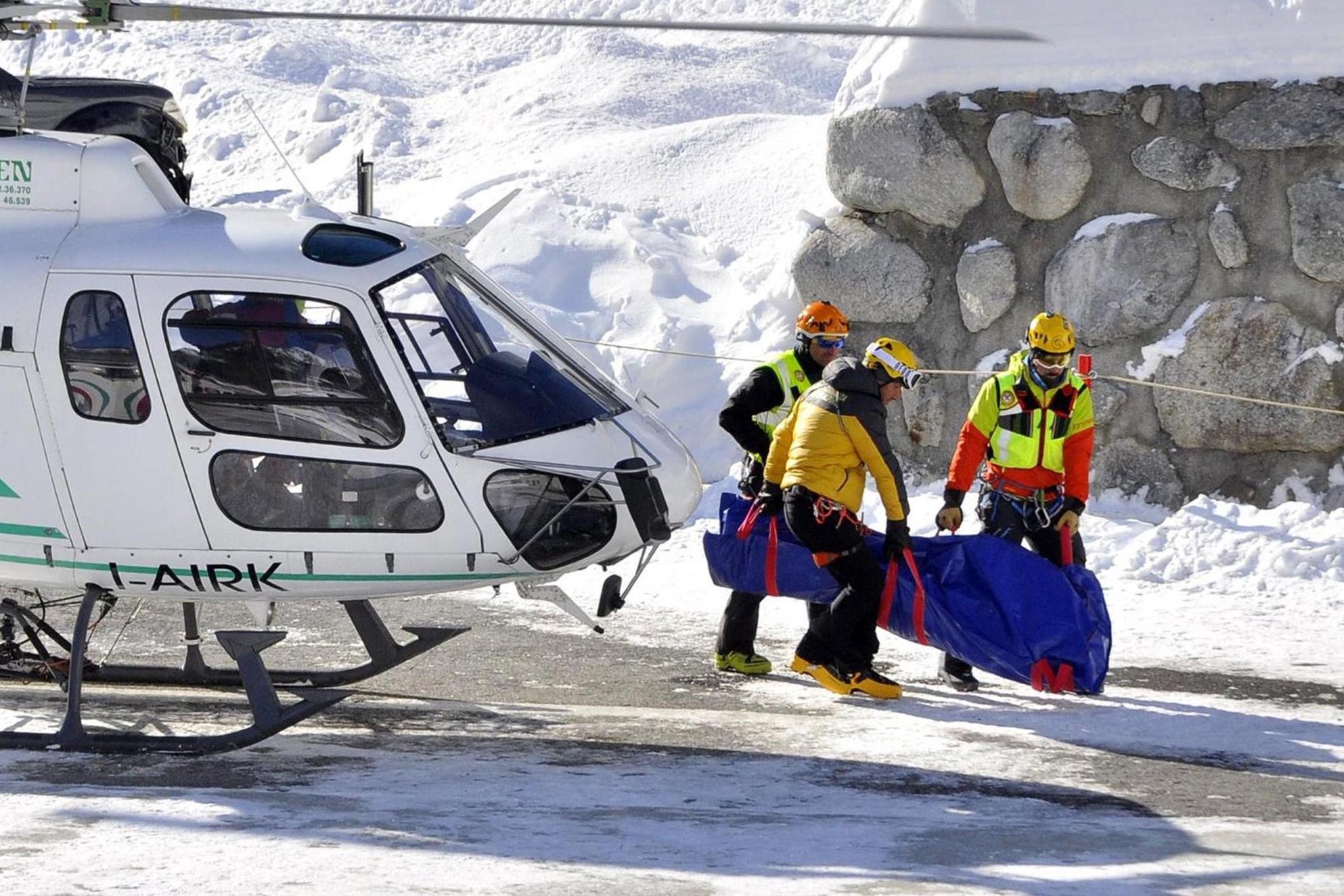 Bon VDV tu nan trong vu lo tuyet o My hinh anh