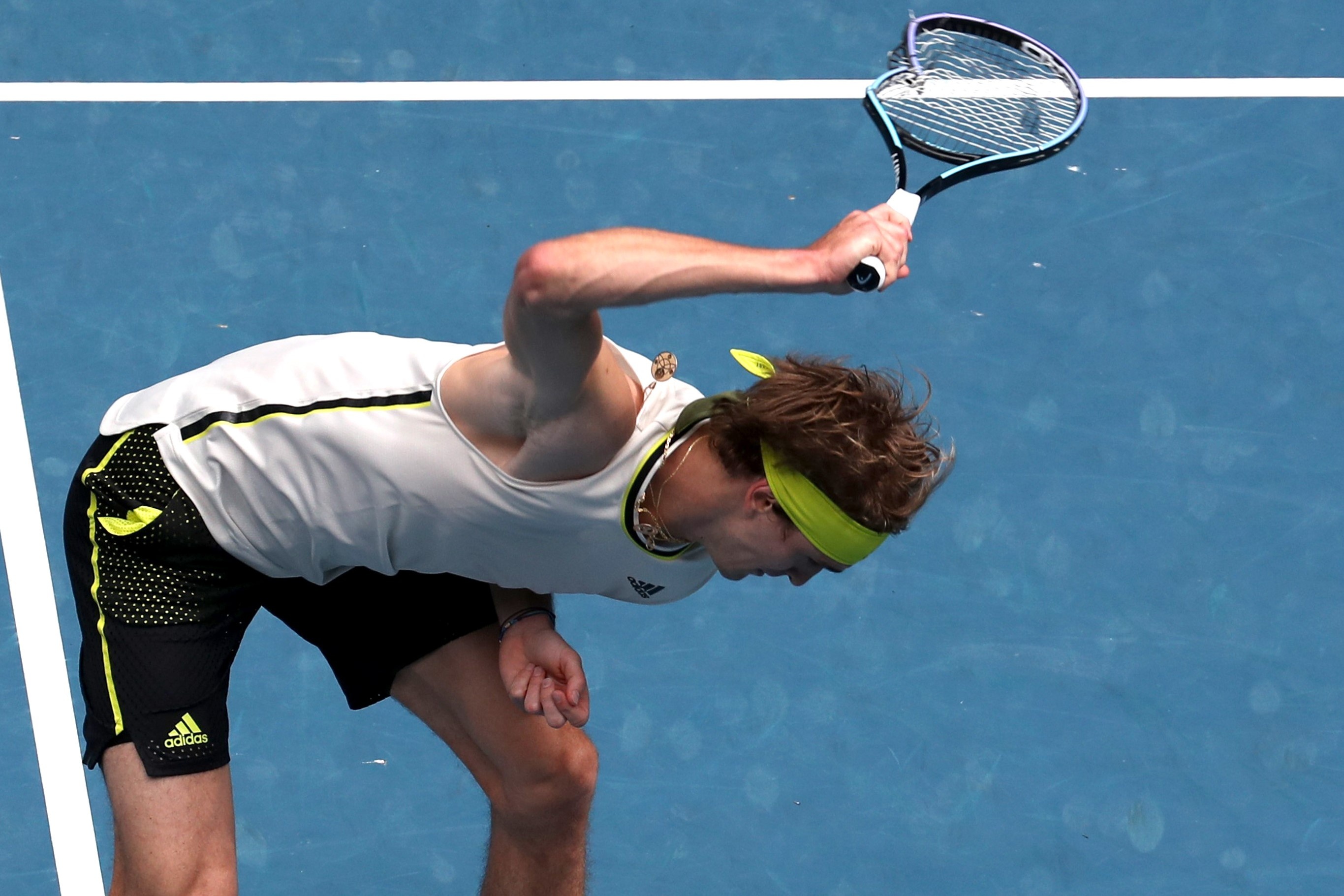 Zverev dap vot trong tran thang ra quan Australian Open hinh anh