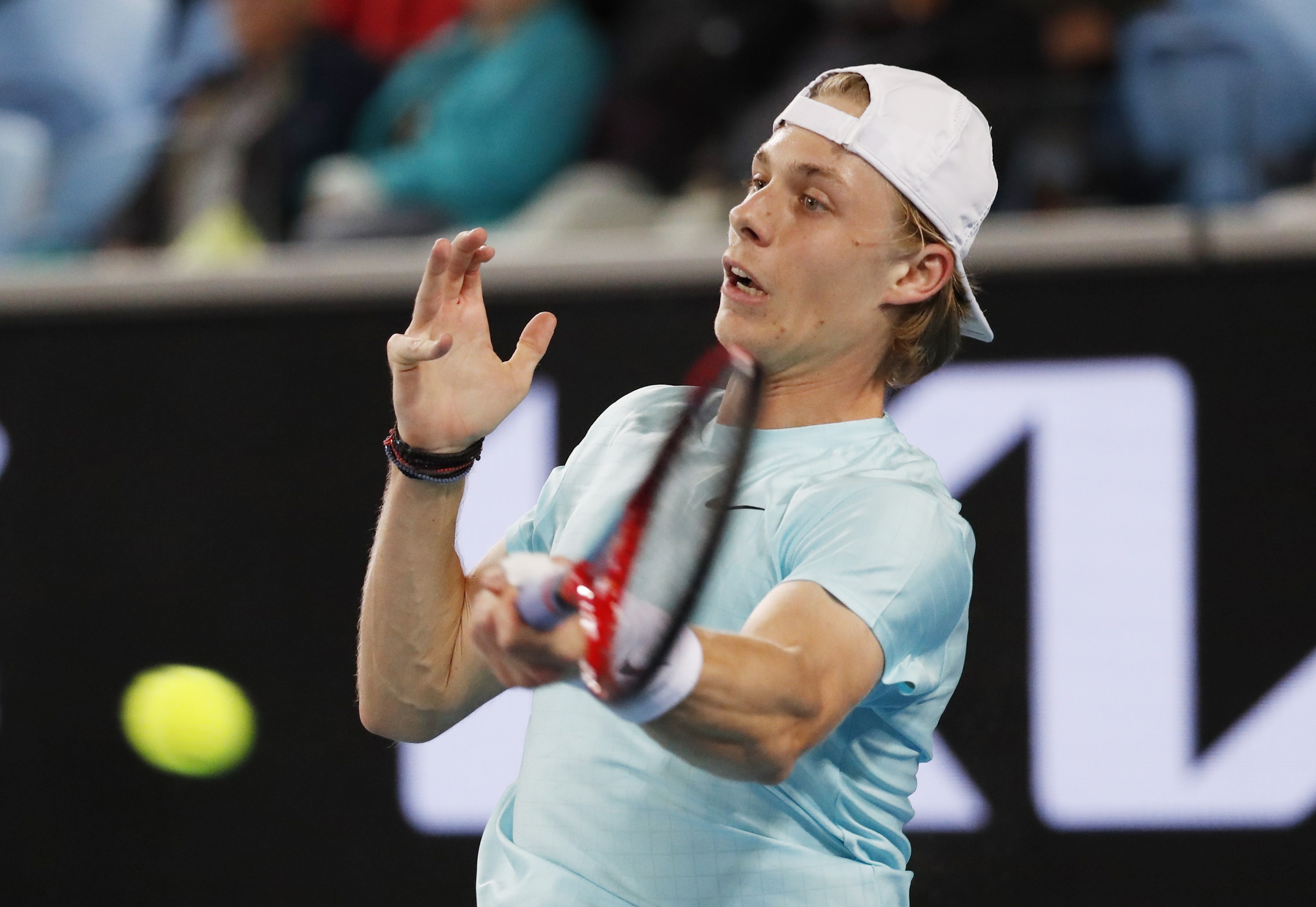 Tay vot bi cam di tieu tai Australian Open hinh anh