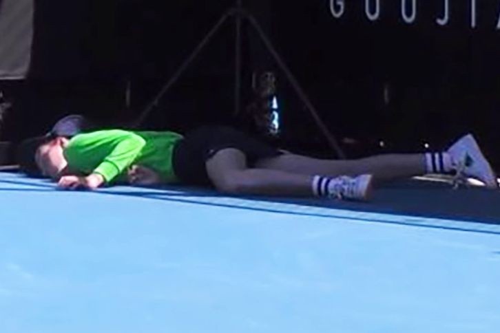 Be gai nhat bong bat tinh tai Australian Open hinh anh