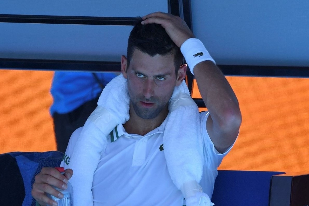 Djokovic cau gat trong tran thang vong 2 Australian Open hinh anh