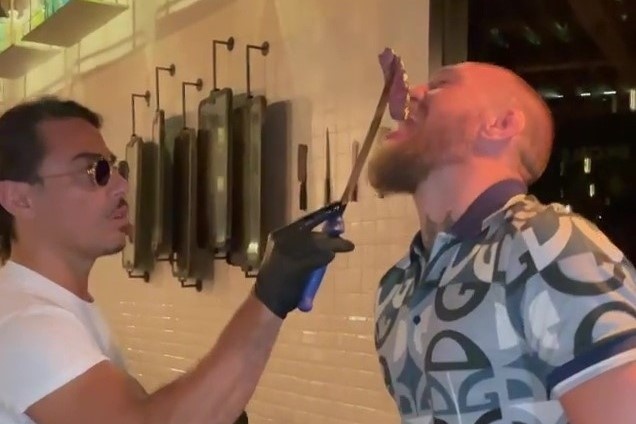 McGregor ghe quan an noi tieng o Dubai truoc ngay tai xuat hinh anh