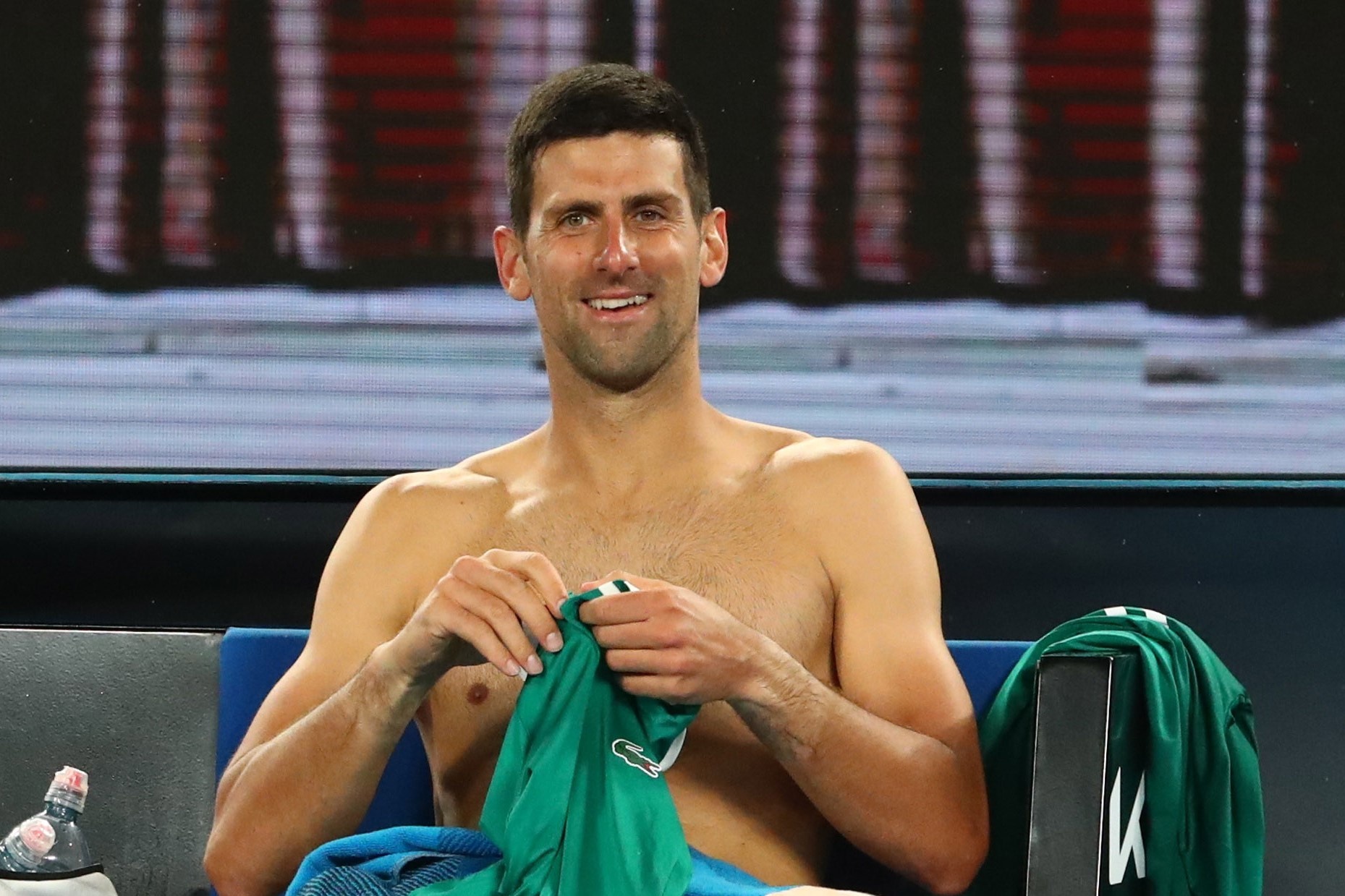 Tran dau cua Djokovic tam dung de khan gia ve nha hinh anh