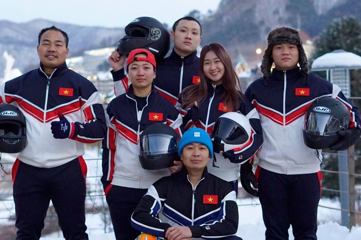 Tet xa nha vi giac mo Olympic mua dong cua tuyen bobsleigh Viet Nam hinh anh