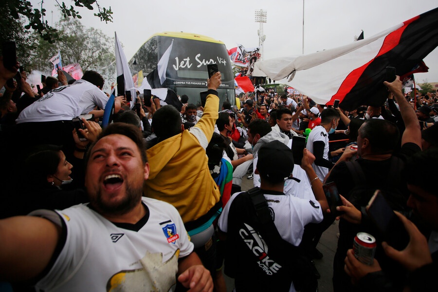 Doi bong bi doa giet neu xuong hang hinh anh