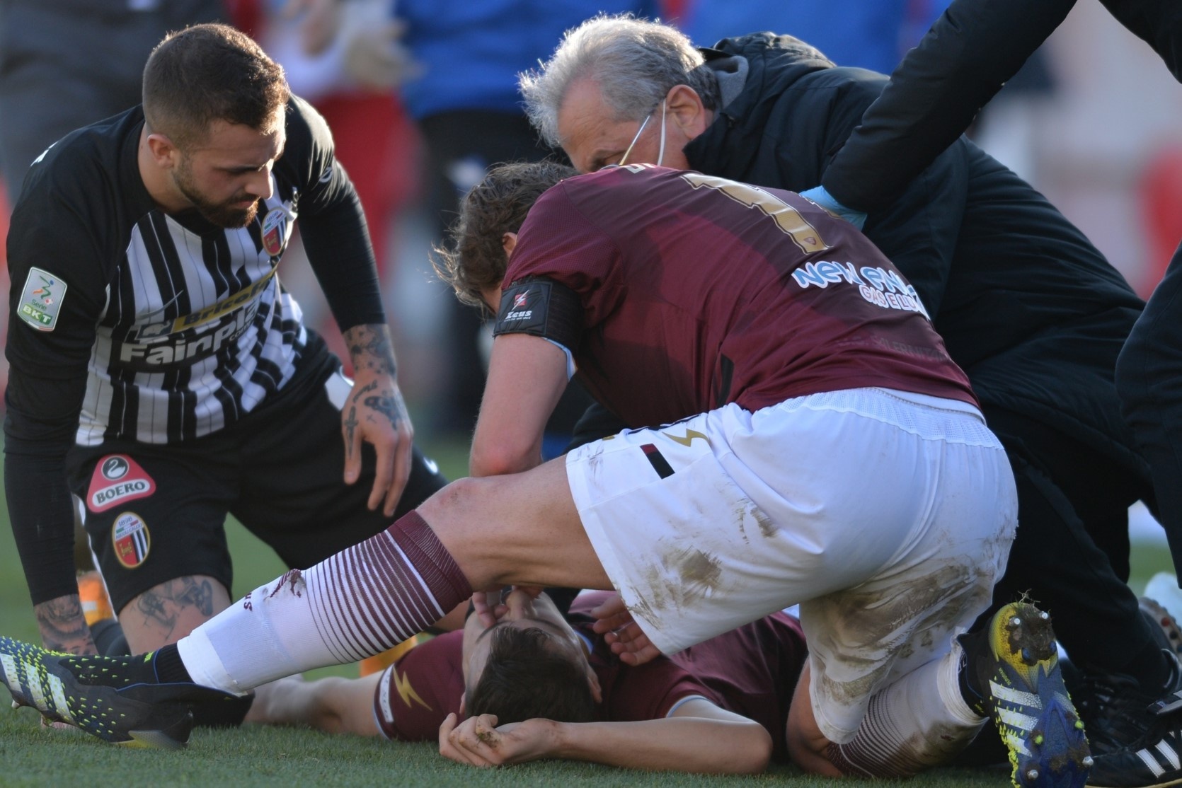 Cau thu Ba Lan bat tinh tren san vi dong kinh hinh anh