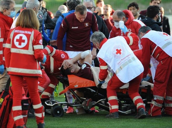 cau thu bat tinh tren san anh 1