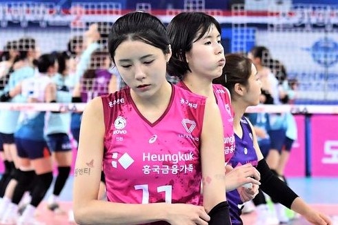 Nu than bong chuyen Han Quoc can co loi xin loi chan thanh hinh anh