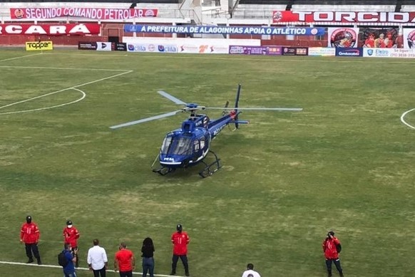 Cau thu roi san de truc thang ha canh hinh anh