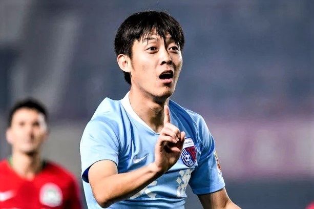 Cau thu den dui cua bong da Trung Quoc hinh anh