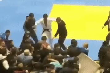 Vo si Nga lao vao danh khan gia hinh anh