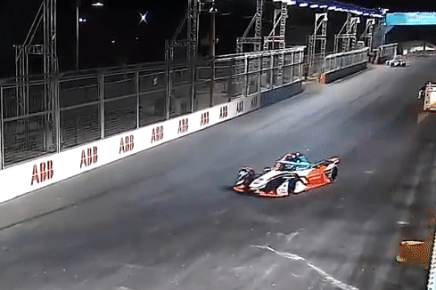 Xe dua bay hon 10 m sau va cham hinh anh