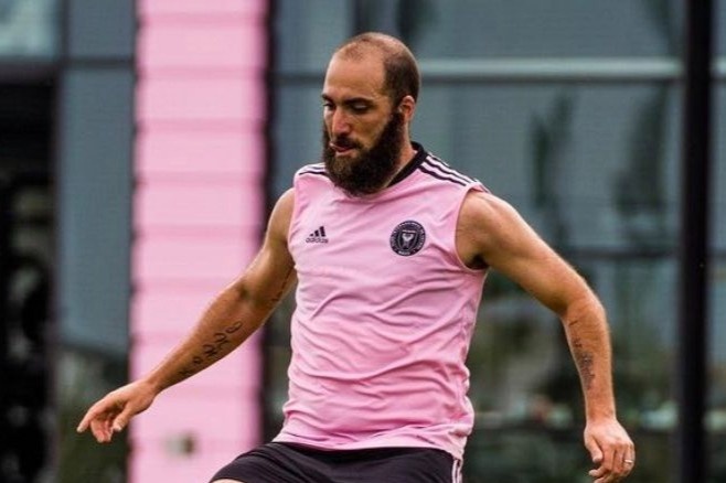 Ve ngoai khac la cua Higuain hinh anh