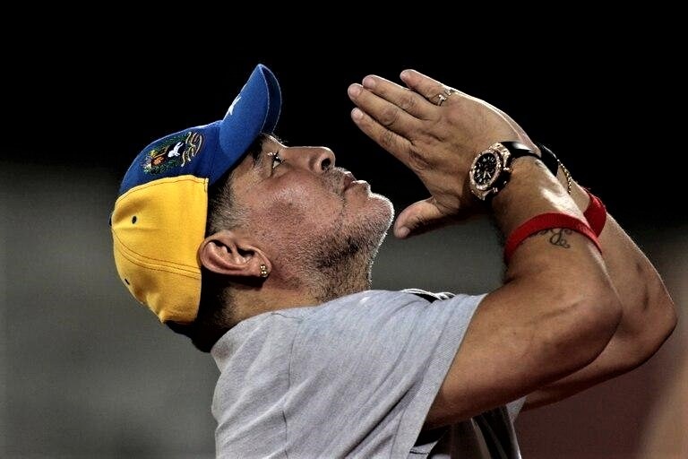 Maradona duoc cham soc nhu tu nhan truoc khi qua doi hinh anh