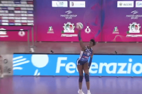 Cu phat bong trung mat khien nu VDV phai roi san hinh anh