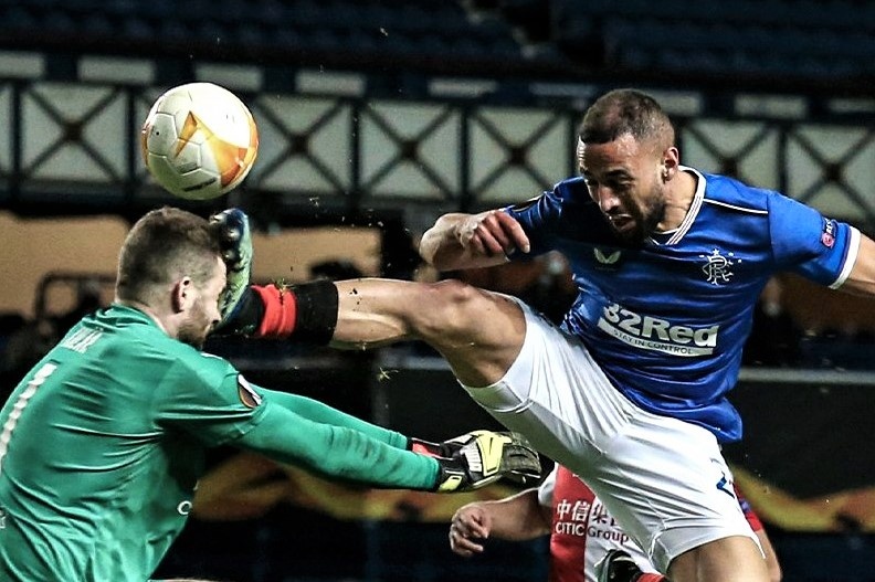 Thu mon nam cang roi san sau cu dap vao mat hinh anh