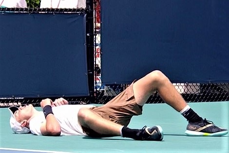 Tay vot 19 tuoi do guc khi dang thi dau tai Miami Open hinh anh