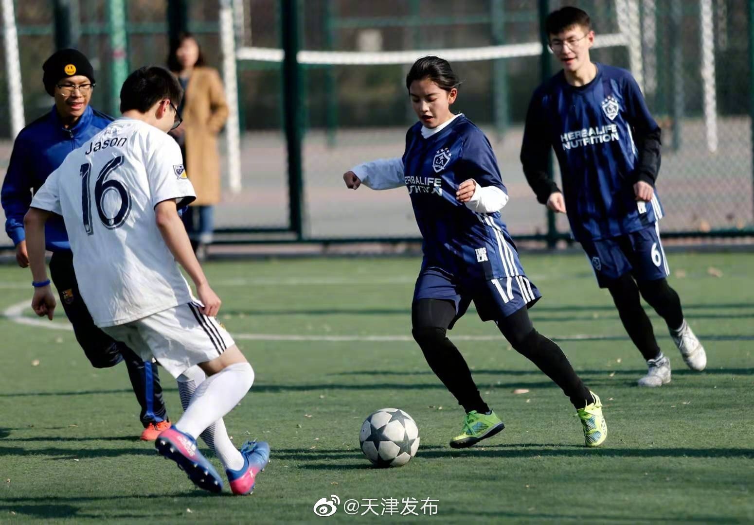 co gai lam doi truong CLB nam anh 2