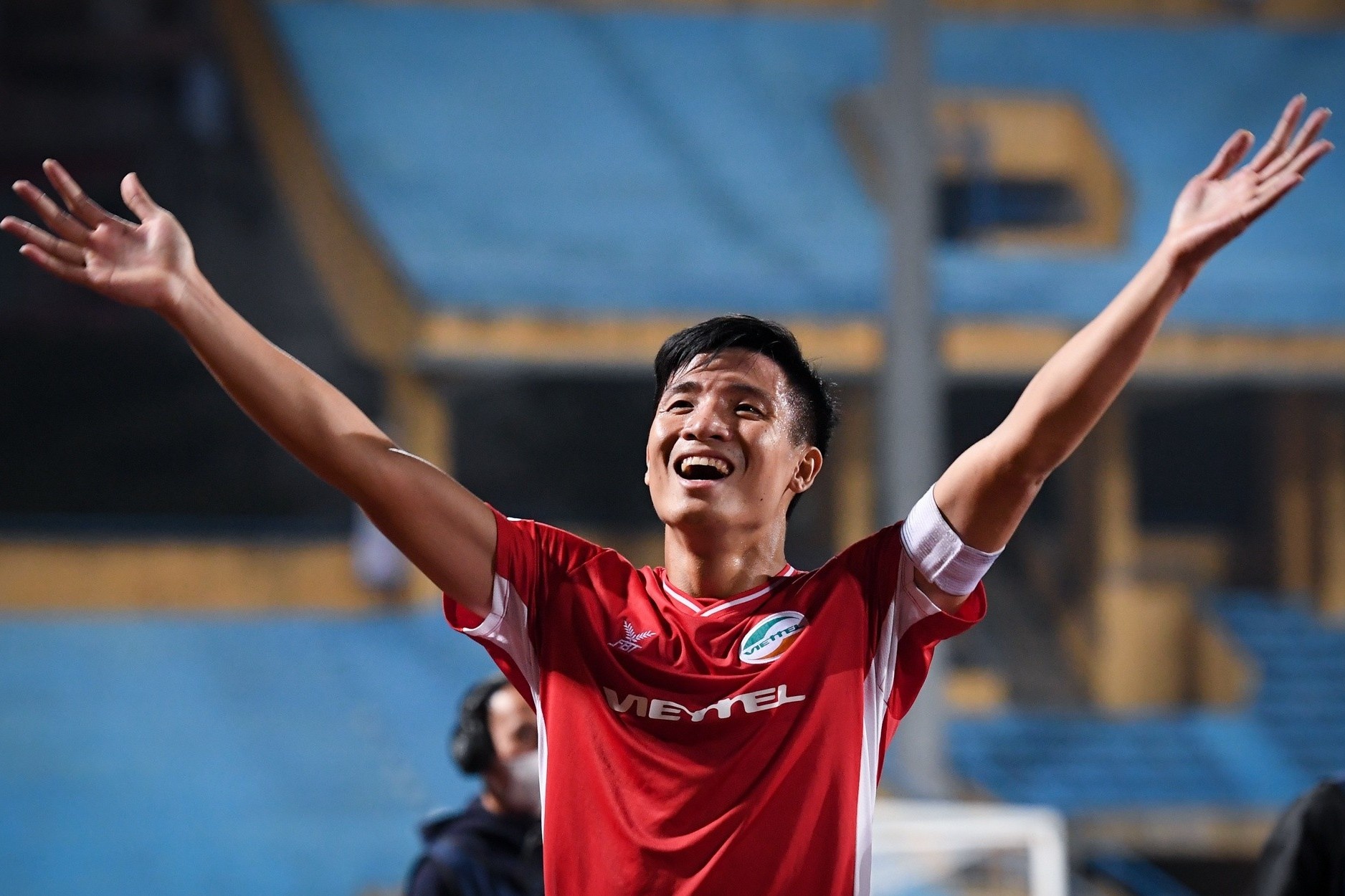 Bui Tien Dung giup DKVD Viettel ha SLNA hinh anh