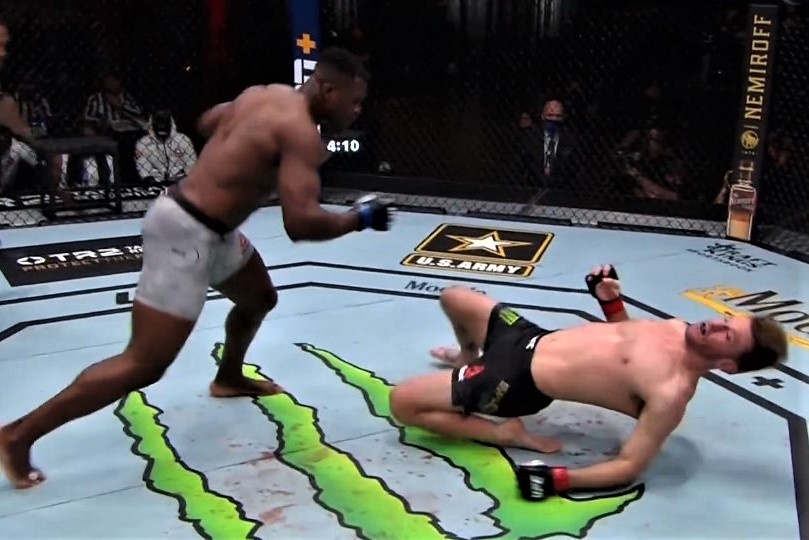 Vo si mat dai vo dich khi bi knock-out hinh anh